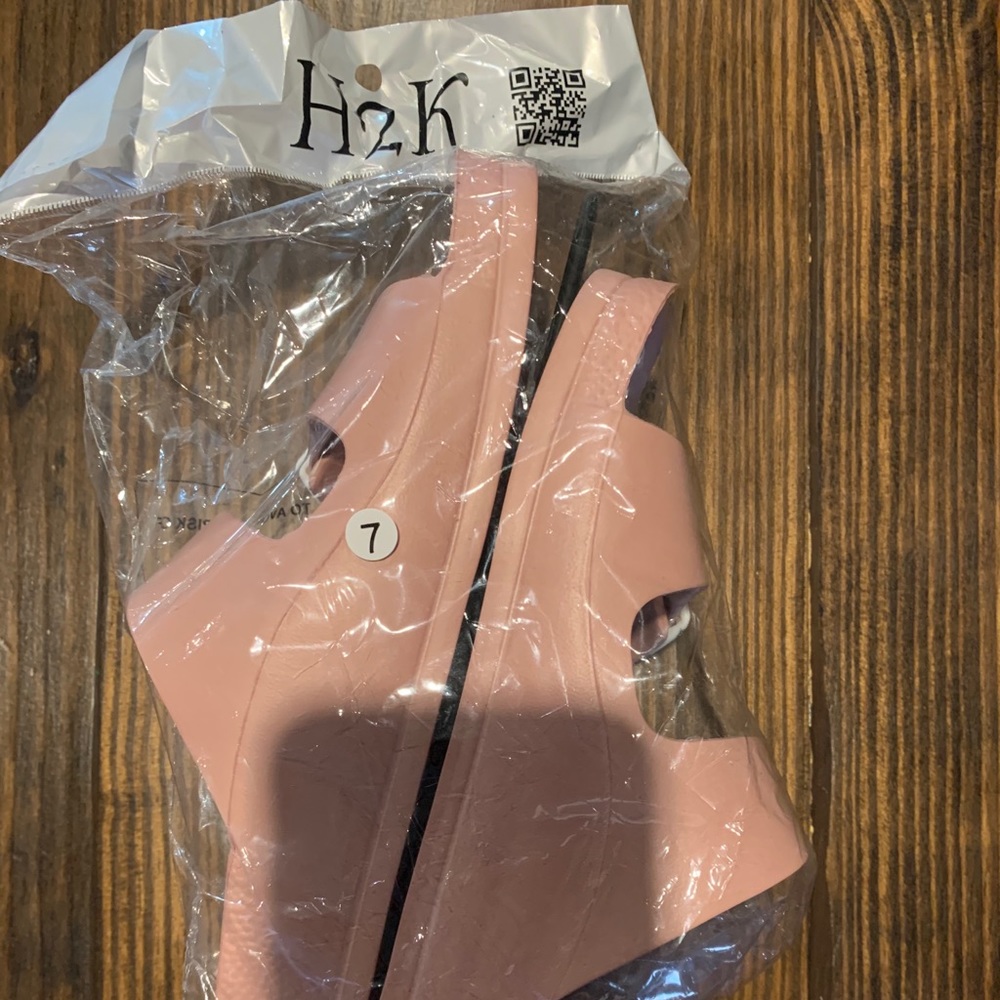 H2K rose pink slides NWT